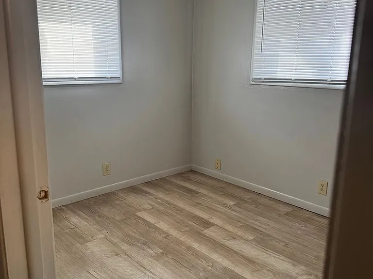 Sandalwood Apartments — Photo 16