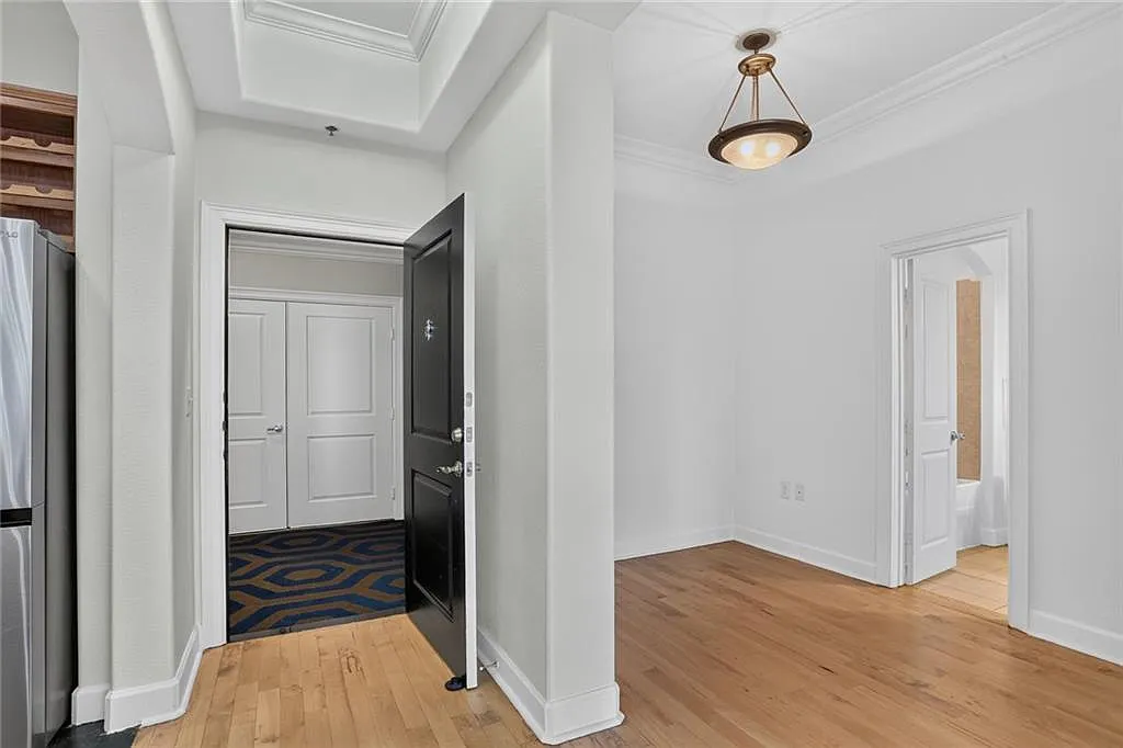1 bed, 1.0 bath, 880 sqft, $2,100 — Photo 2