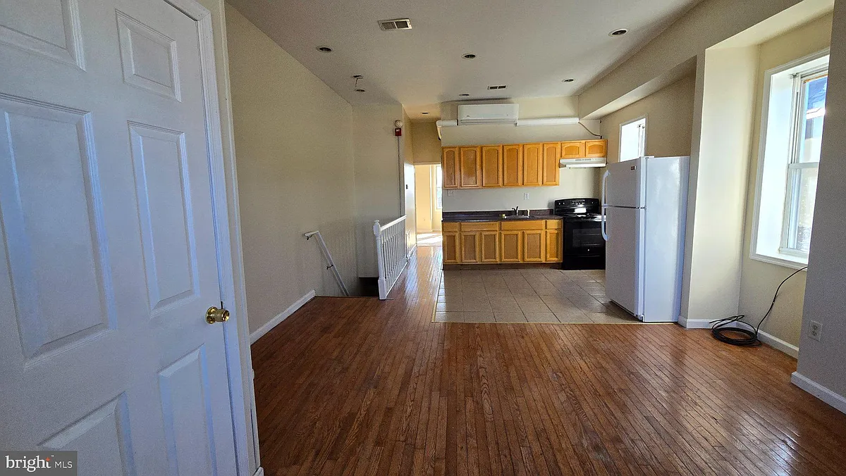 Building Photo - 4625 N Broad St #3