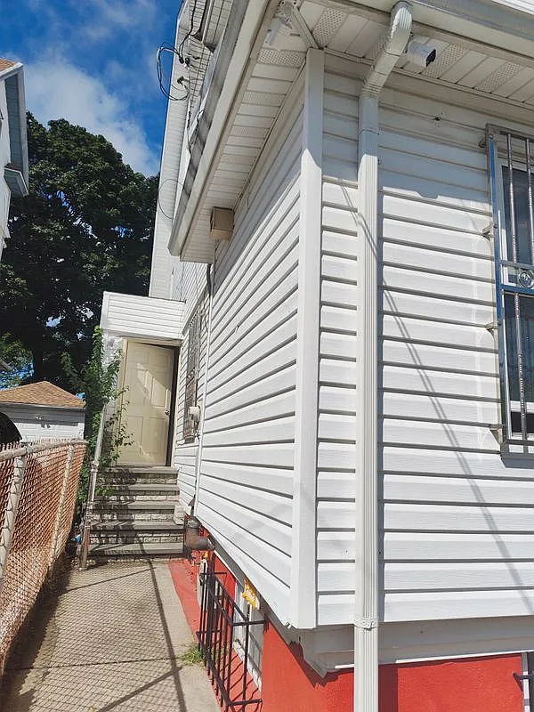 3 bed, 1.0 bath, 1797 sqft, $3,500 — Photo 2