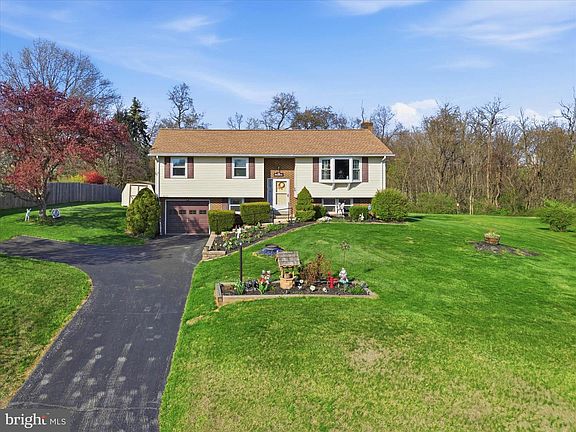 2nd image of 325 N Colebrook Rd
