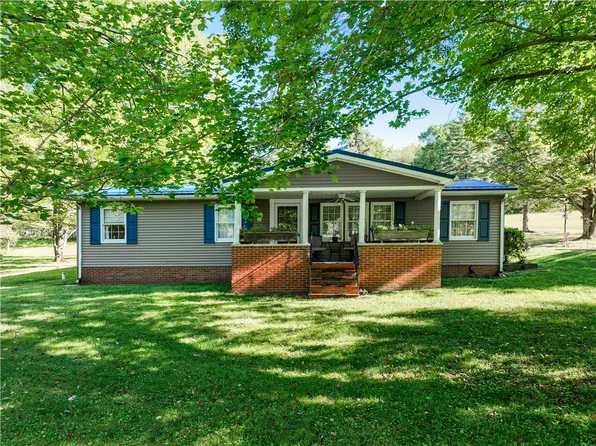 228 Sunset Dr N, Beaver Falls, PA 15010