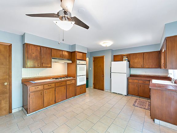 5th image of 925 Ash Dr