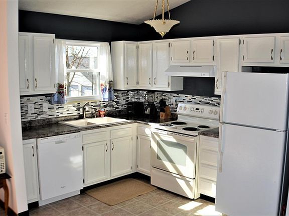 3rd image of 489 Courtland Ln