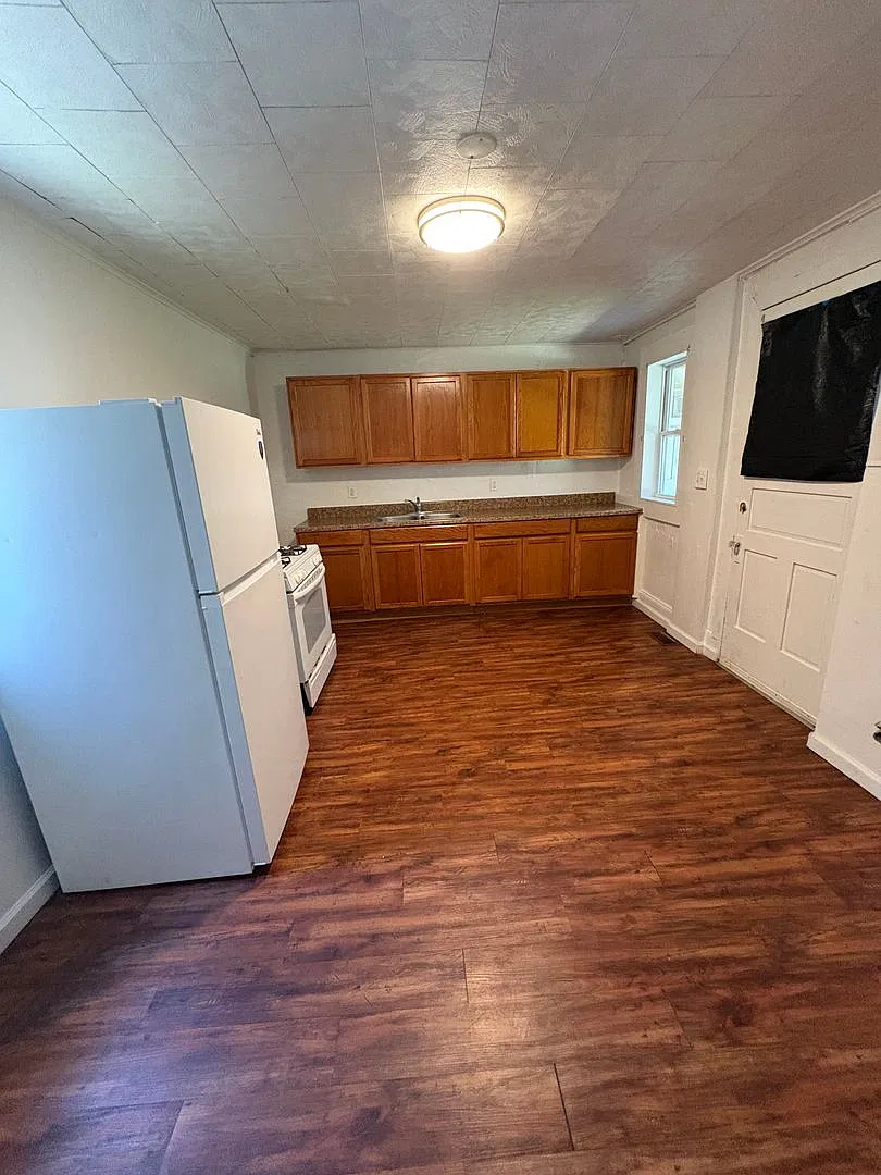 6 Bedroom Detached House in East Side of York City — Photo 3