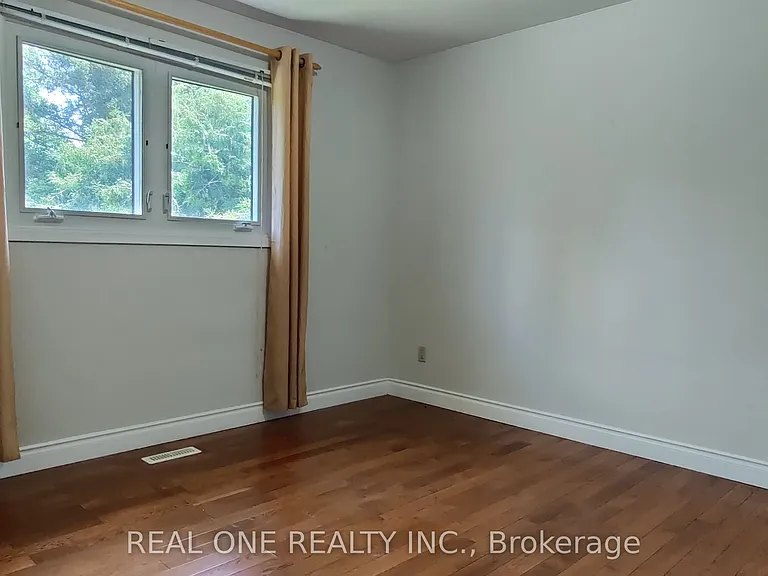72 Liebeck Cres — Photo 15