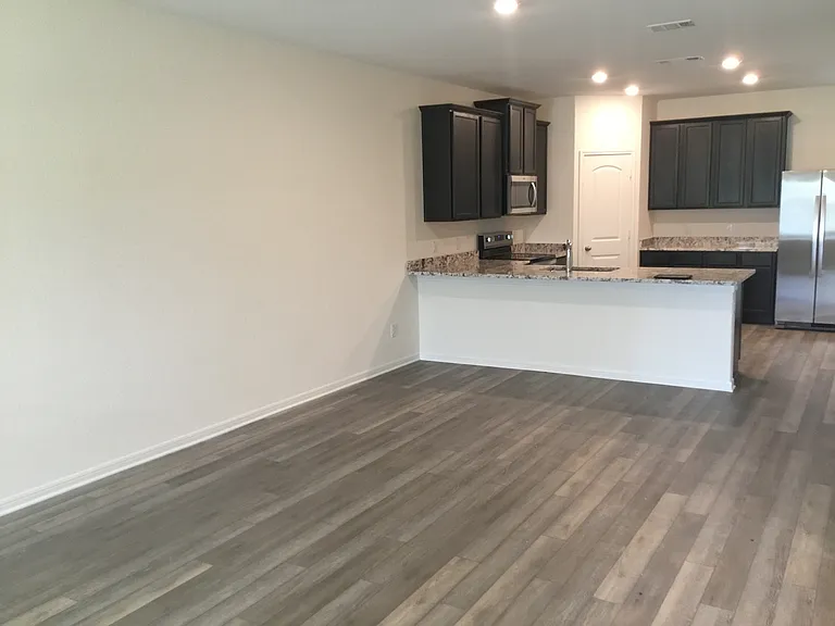 1330 Treeta Trl — Photo 4