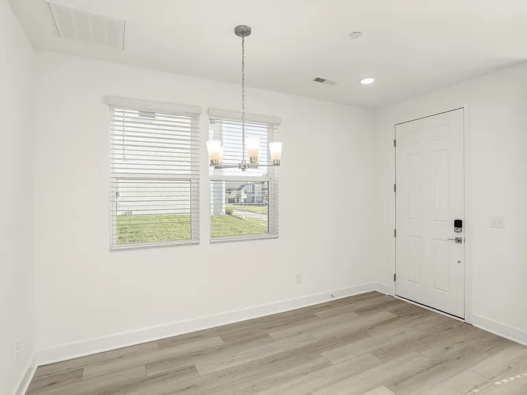 320 Lynwood Station Blvd — Photo 4