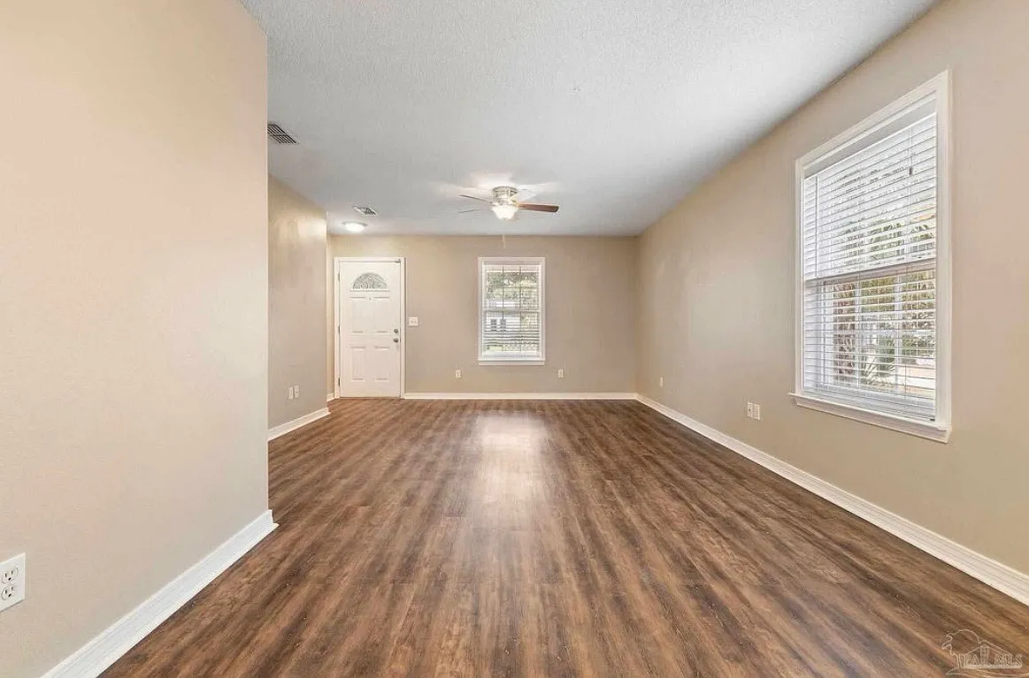 3 bed, 1100 sqft, $2,500 — Photo 3