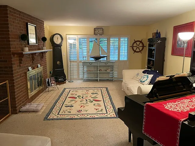 4 bed, 2.5 bath, 3755 sqft, $3,400 — Photo 2
