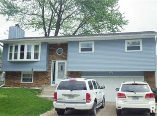 3309 Fairview Dr, Bettendorf, IA 52722