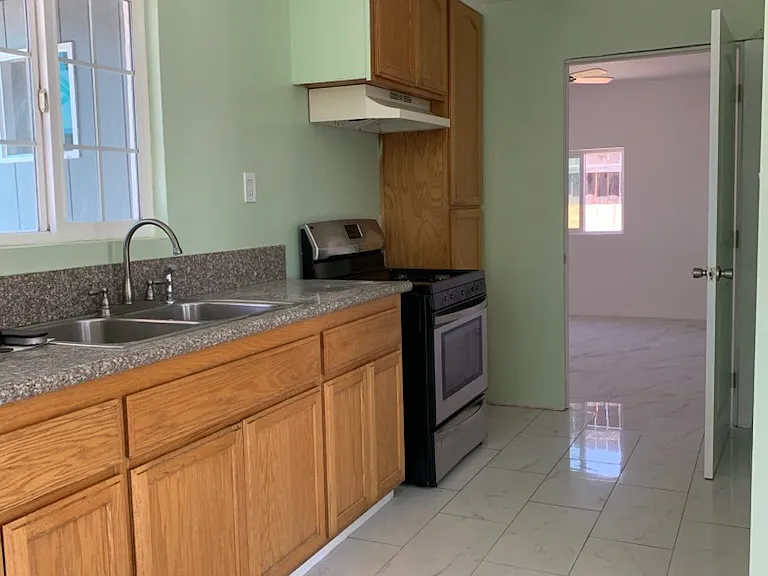 2600 Victoria Dr — Photo 8