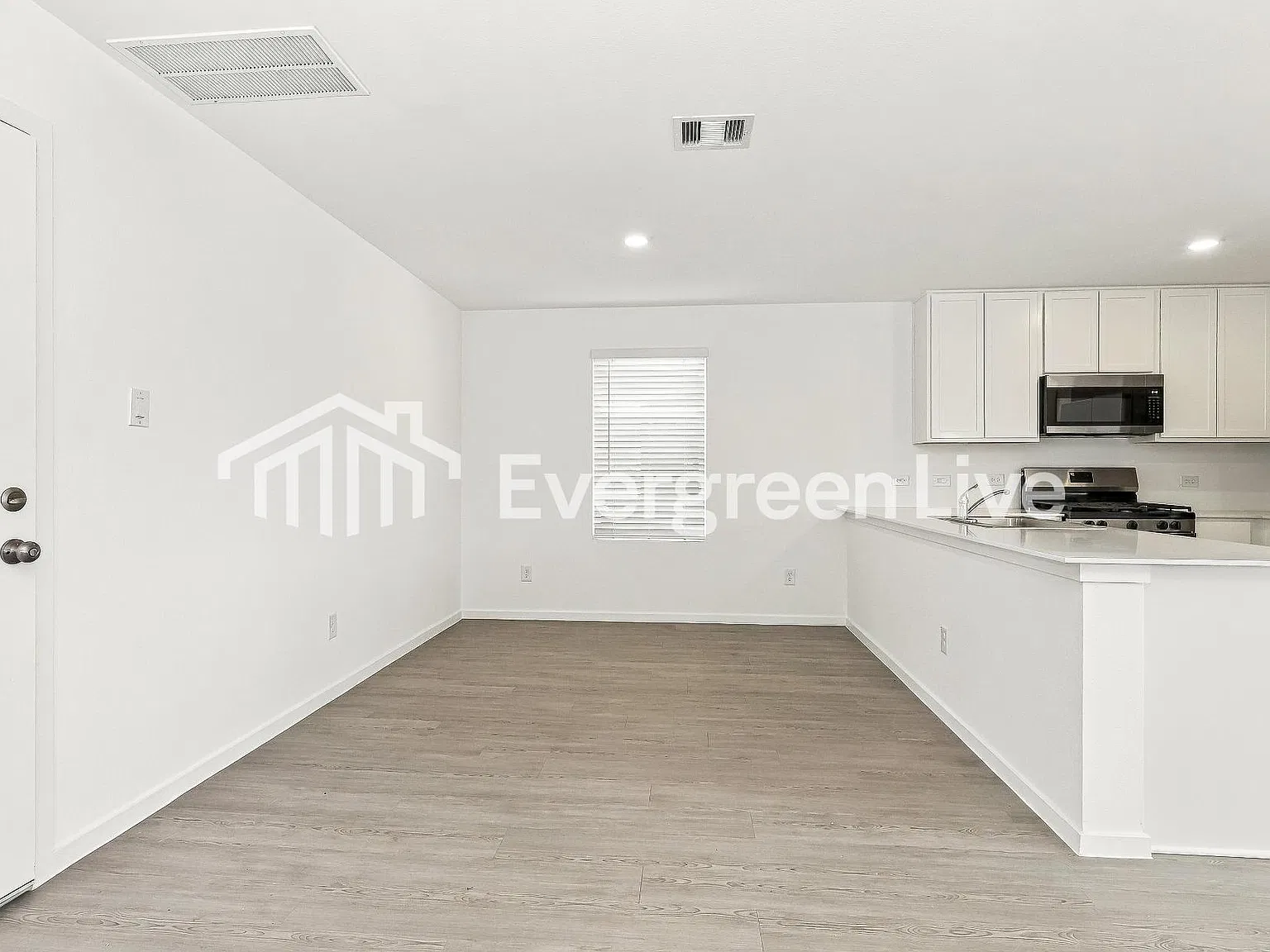 4 bed, 2.5 bath, 1979 sqft, $1,995 — Photo 3