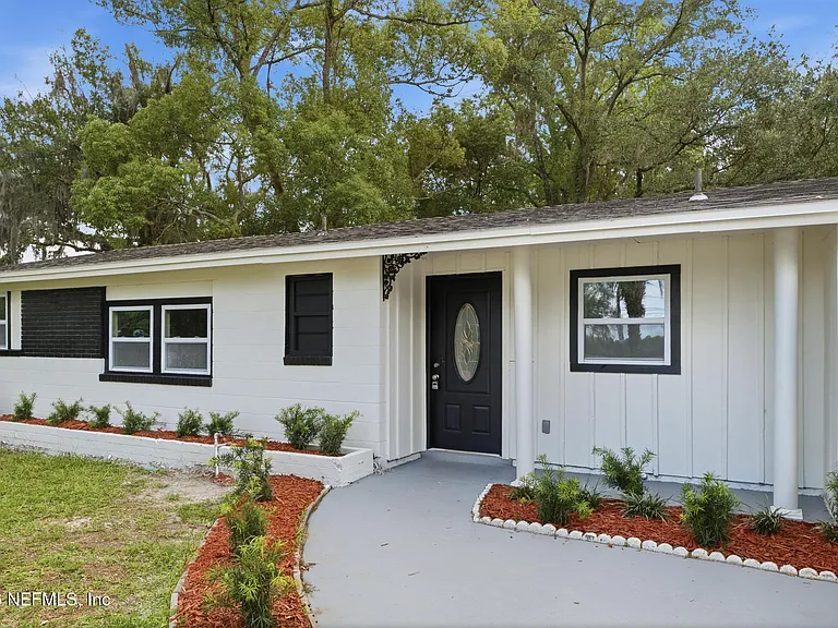5134 Moncrief Rd W — Photo 4