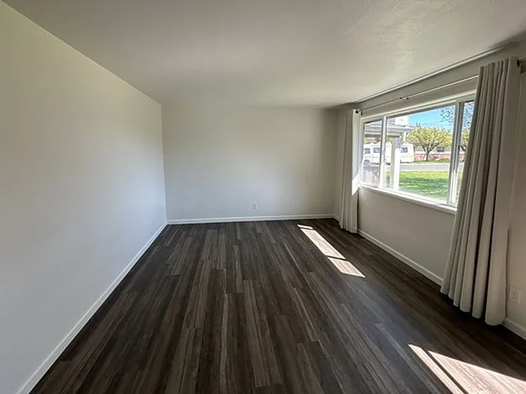 351 Clay St E — Photo 3