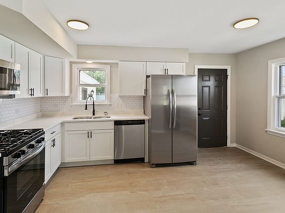 3rd image of 7742 S Oketo Ave