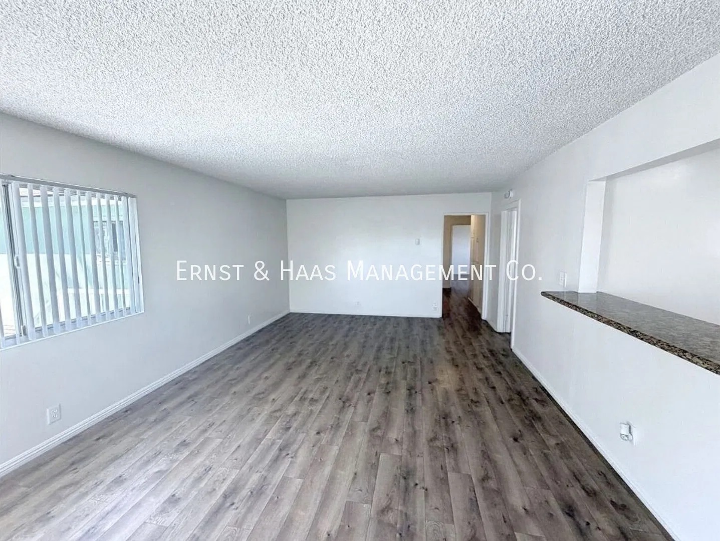 Lovely 2-Bedroom, 1-Bathroom Apartment with Private Garage! — Photo 3