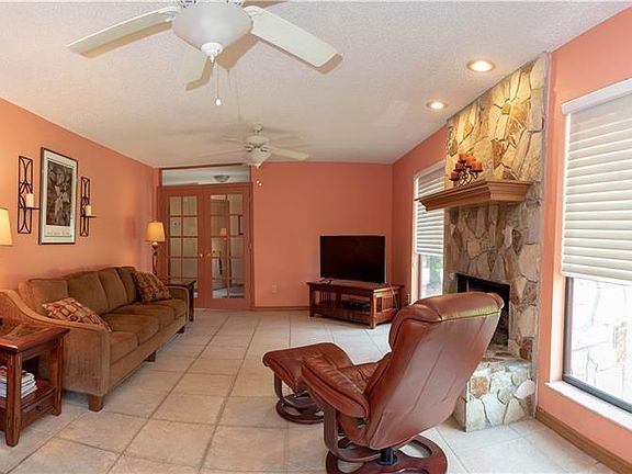 2nd image of 1855 Grove Ct