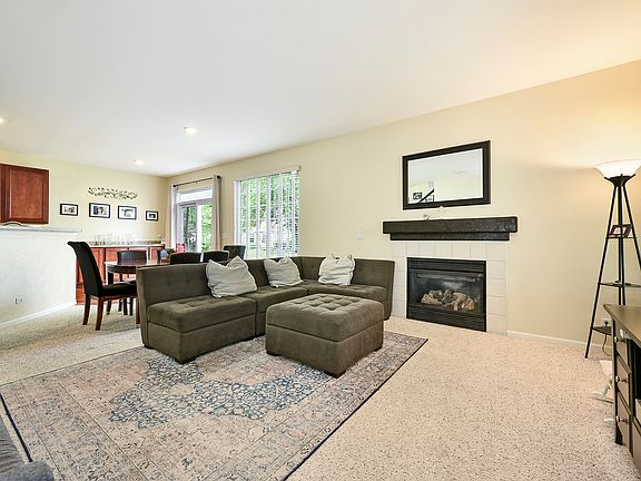 4th image of 2131 Claremont Ln