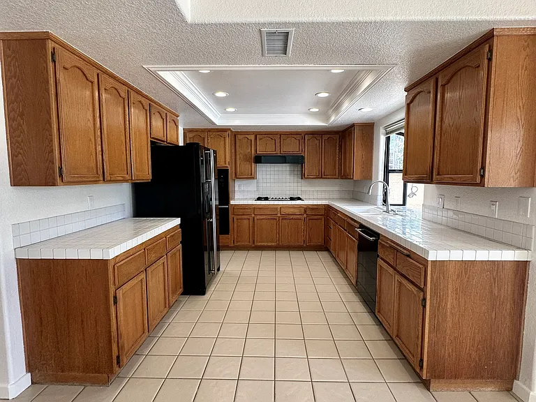 1043 Cordova Dr — Photo 9