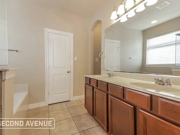 1820 Rosson Rd — Photo 16