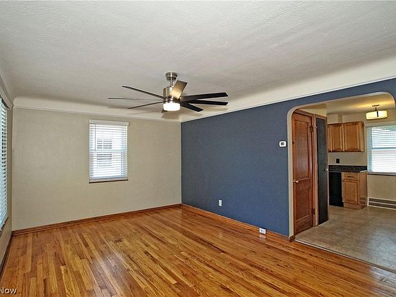 4th image of 288 E 322nd St