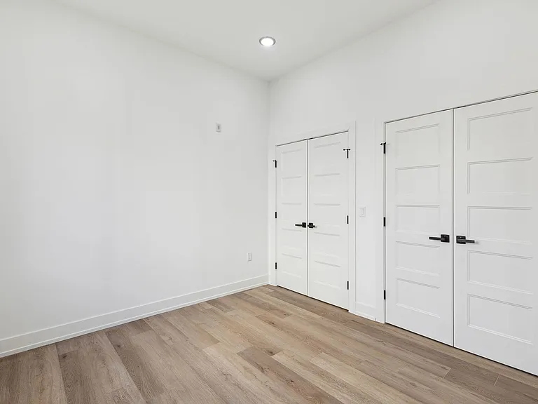 2550 Hope St — Photo 12