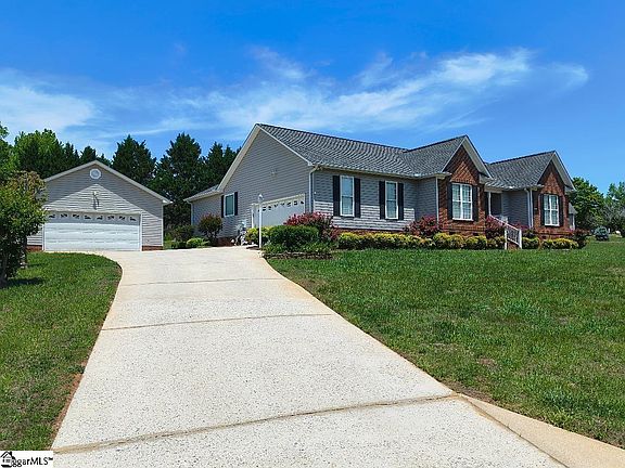 3rd image of 124 Brooke Lee Cir