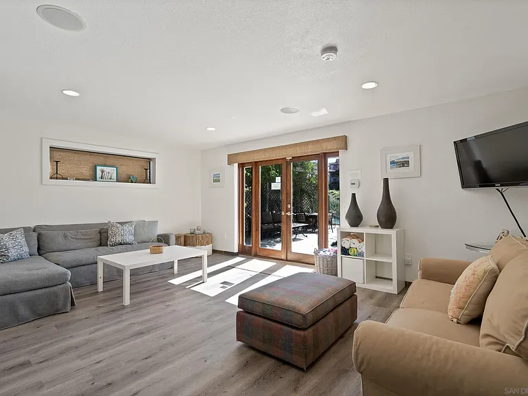 645 Loring St — Photo 14