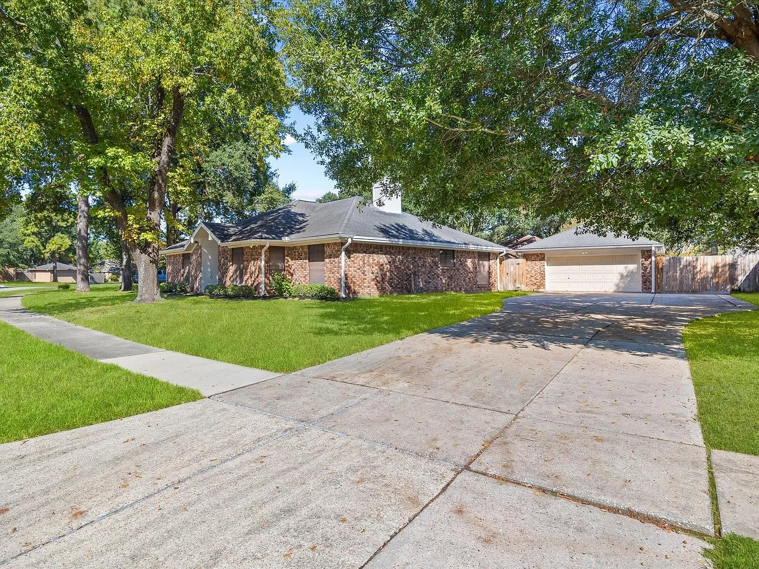 4 bed, 2.5 bath, 2332 sqft, $2,600 — Photo 3