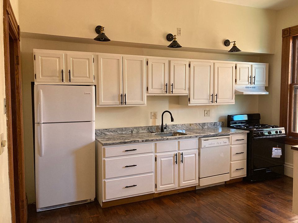 2nd image of 364 Laurel St #D