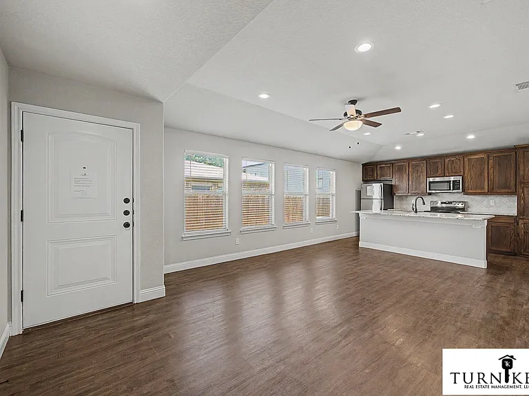 1324-1328 White Sand Dr — Photo 2