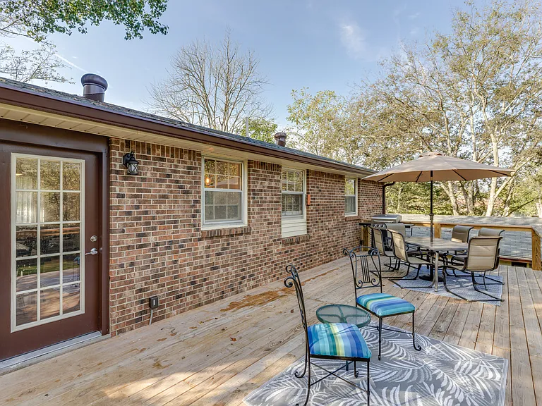 135 Hillsdale Dr — Photo 2