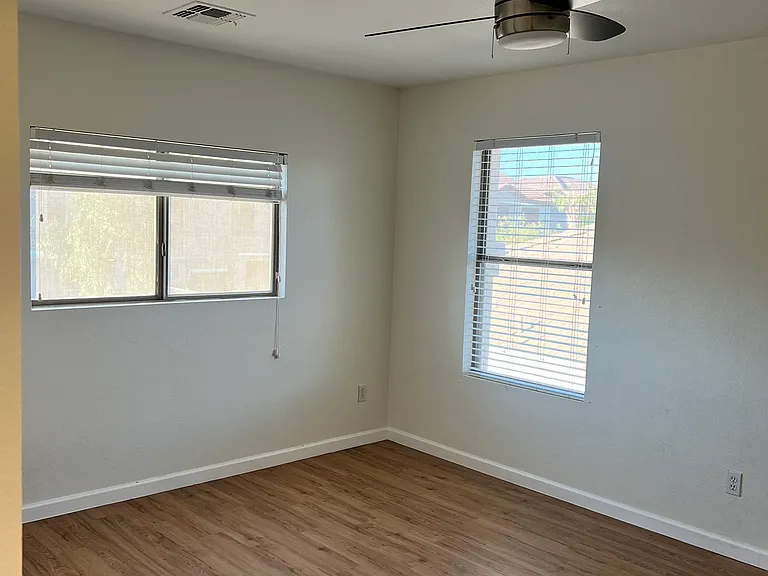 3728 E Liberty Ln — Photo 27