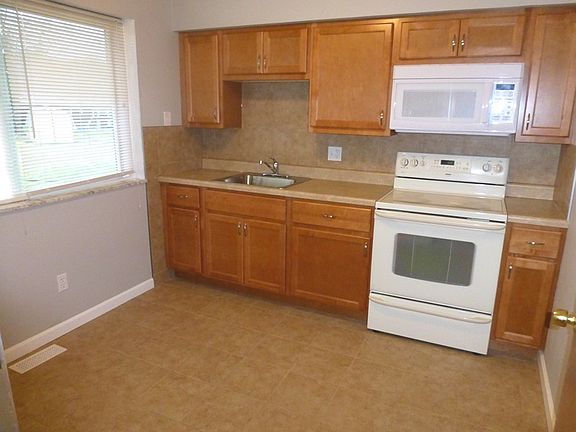 4th image of 2345 Chaucer Ave APT 4