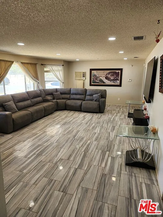 3 bed, 2.0 bath, 1661 sqft, $3,150 — Photo 3