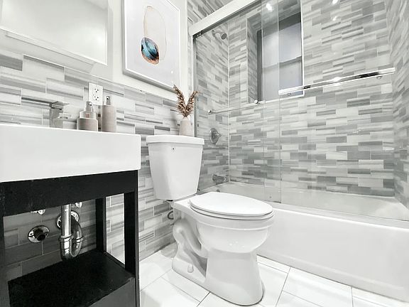 4th image of 241 W 115th St #2C