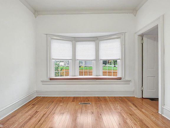 4th image of 712 W Main St