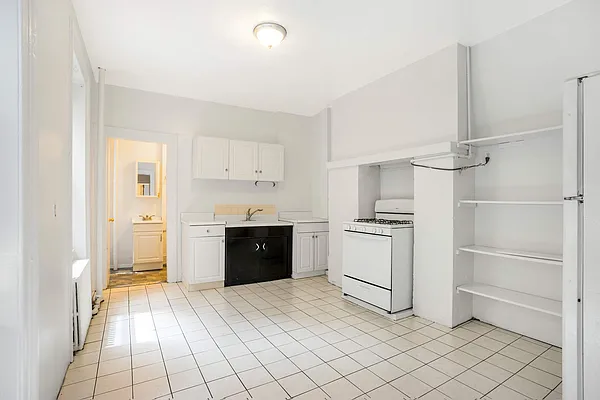 Rented by Moises Farhart, LREB | media 17