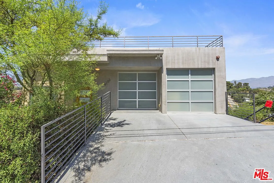 2 bed, 2.0 bath, 1214 sqft, $4,200 — Photo 2
