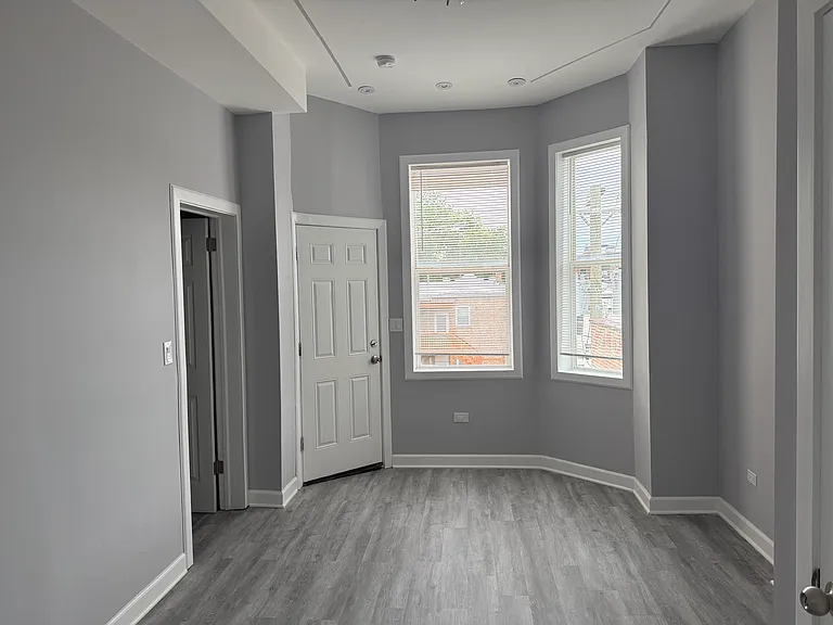 2429 W Division St #3R — Photo 4