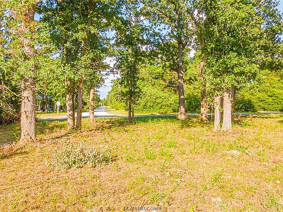 3rd image of Meadowood Dr