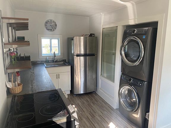 3rd image of 109 Island St