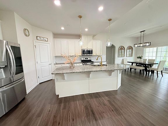 3rd image of 3001 Fernshaw Ln