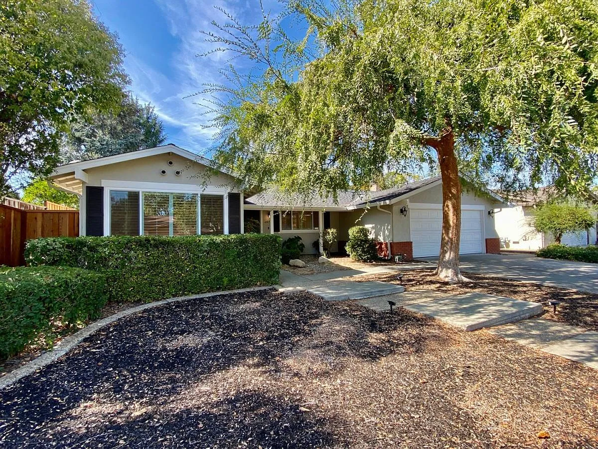 Remodeled Bathrooms- Fresh Interior Paint - 9,382 Square Foot Lot- 5.5 Miles from IBM Research Lab — Photo 2