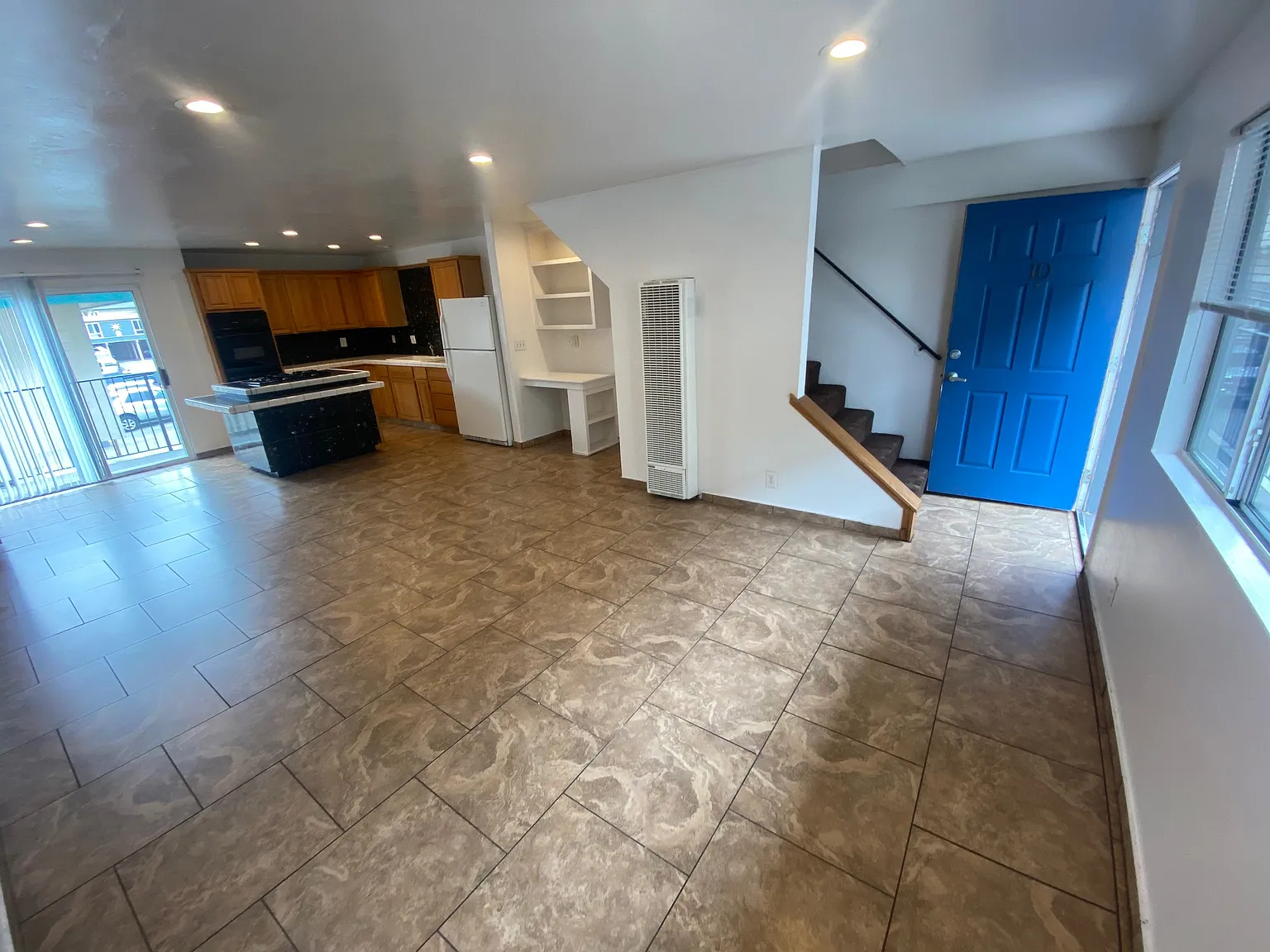 2 bed, 900 sqft, $5,400 — Photo 3