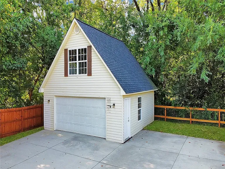 308 Farmington Rd — Photo 4