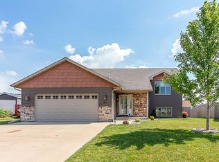 201 Copperfield Dr, Mankato, MN 56001