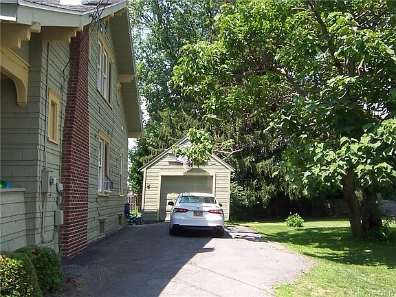 3rd image of 427 Kinsley St