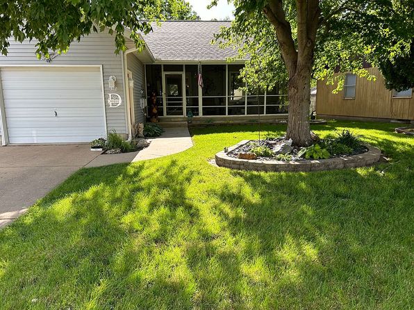 312 N 6th St, Eldridge, IA 52748